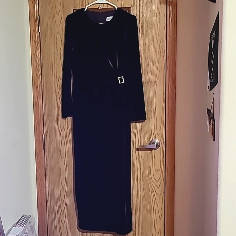 Jessica Howard Plum Velvet Maxi Evening Gown Size 6